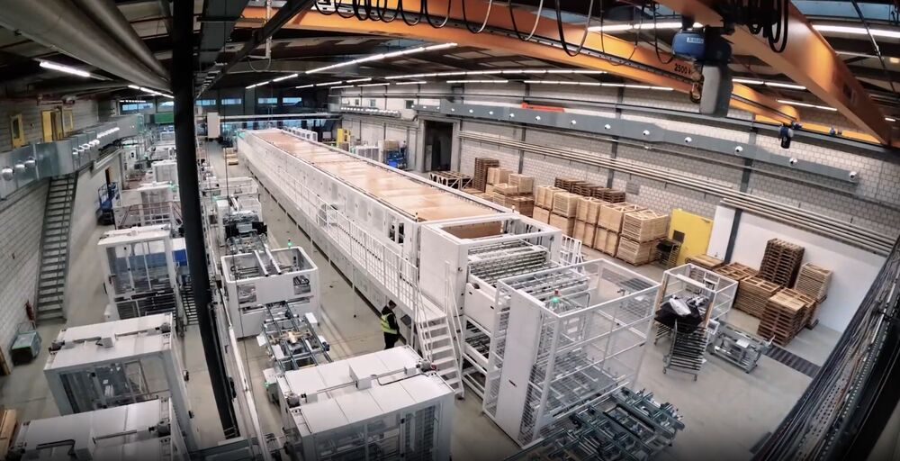 3S Swiss Solar Solutions AG: «FAB2» TeraSlate-Produktion in Worb BE: über 40 m lang, mehr als 200 Tonnen schwer. (Bild: 3S)